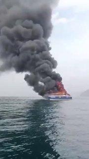 Взорвался прямо на воде — во Владивостоке загорелся катер с пассажирами.