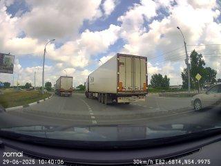 Водитель тягача MAN решил съехать с кольца в городе Обь с третьего ряда и...