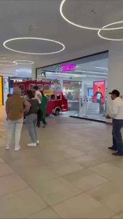В Подмосковье два мальчика УГНАЛИ детский автобус и устроили покатушки прямо...