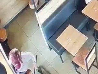 В «Ростиксе» ТЦ «Солнечный» девочка в розовой кепке украла ящерицу в контейнере, которую оставила на столе восьмилетняя хозяйка.