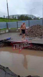 Красноярец устроил заплыв в луже на территории строящего бассейна в...