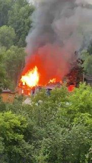 Две дачи сгорели под Бердском из-за удара молнии.