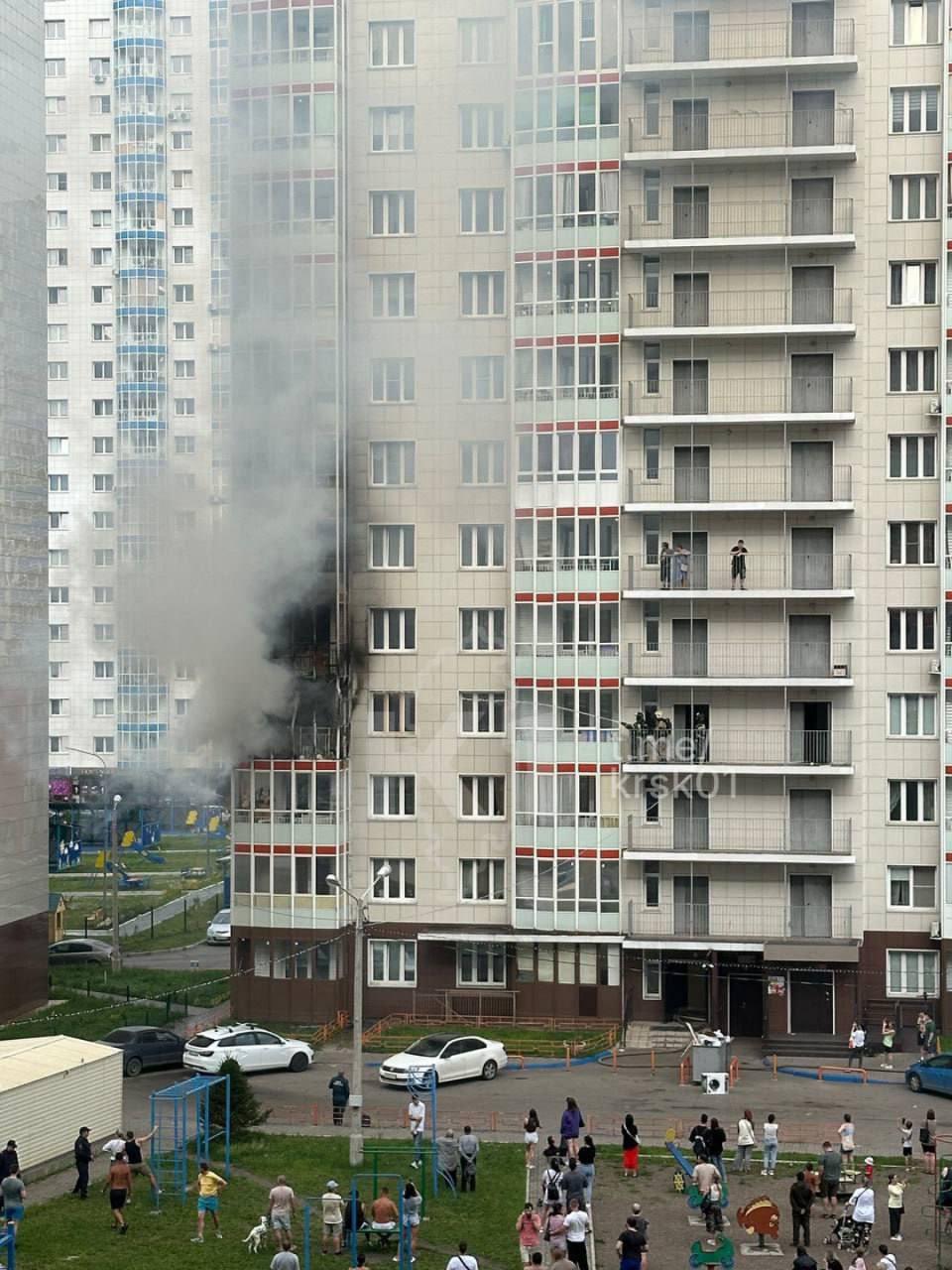 В Красноярске горит квартира в доме на Карамзина, 14. Возгорание...