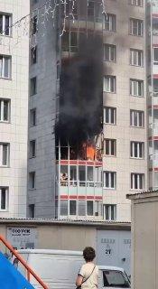 В Красноярске горит квартира в доме на Карамзина, 14. Возгорание...