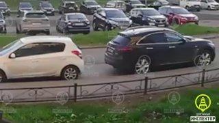 На улице Наличная на Васильевском острове ворона камнем разбила стекло...