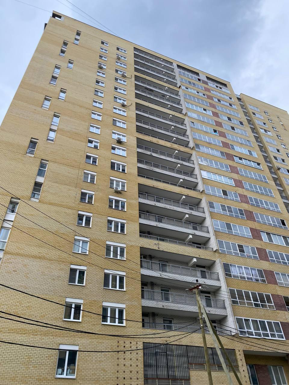 Подростки кидают палки с балкона многоэтажки в прохожих