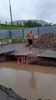 Красноярец устроил заплыв в луже на территории строящего бассейна в...