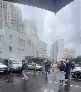 Пожар в ТЦ произошел на Митинской улице в Москве.
