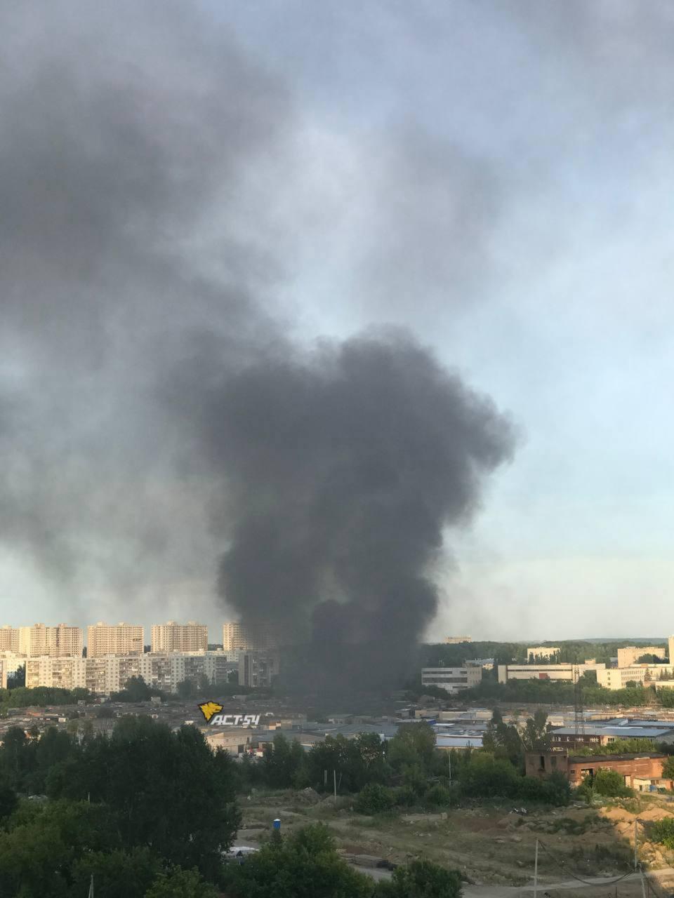 Покрышки и мусор загорелись на площади 60 м² в гаражном кооперативе в...