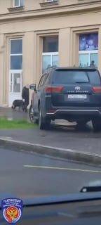 Водитель Toyota Land Cruiser решил прокатиться по тротуару Пешеходам это не...