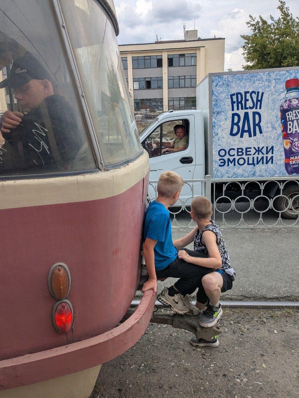 Очередные малолетние зацеперы. Благо, на этот раз неравнодушный водитель...