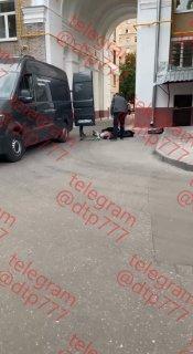 Москва, ул.5-я Кожуховская Парень спрыгнул с крыши дома, скончался на месте....