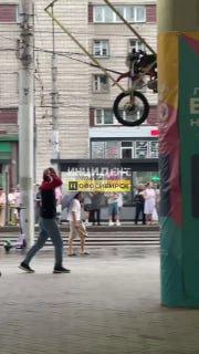 У станции метро «Площадь Маркса» случился инцидент: мужчина в состоянии...