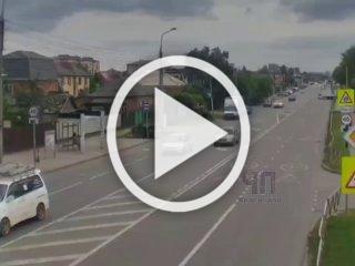 В Краснодаре после столкновения нарушителя на автомобиле...