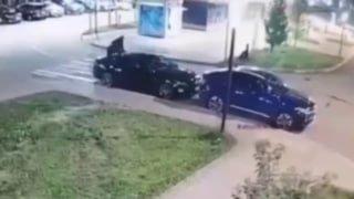 В Подольске на чужой автомобиль забрался неизвестный и решил попрыгать на...