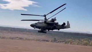 Красивое видео боевого вертолета Ка-52 армейской авиации ВКС России в зоне проведения СВО.