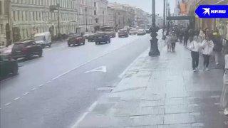 Мерседес влетел в фонарный столб на Невском проспекте — пешеходы чудом остались живы