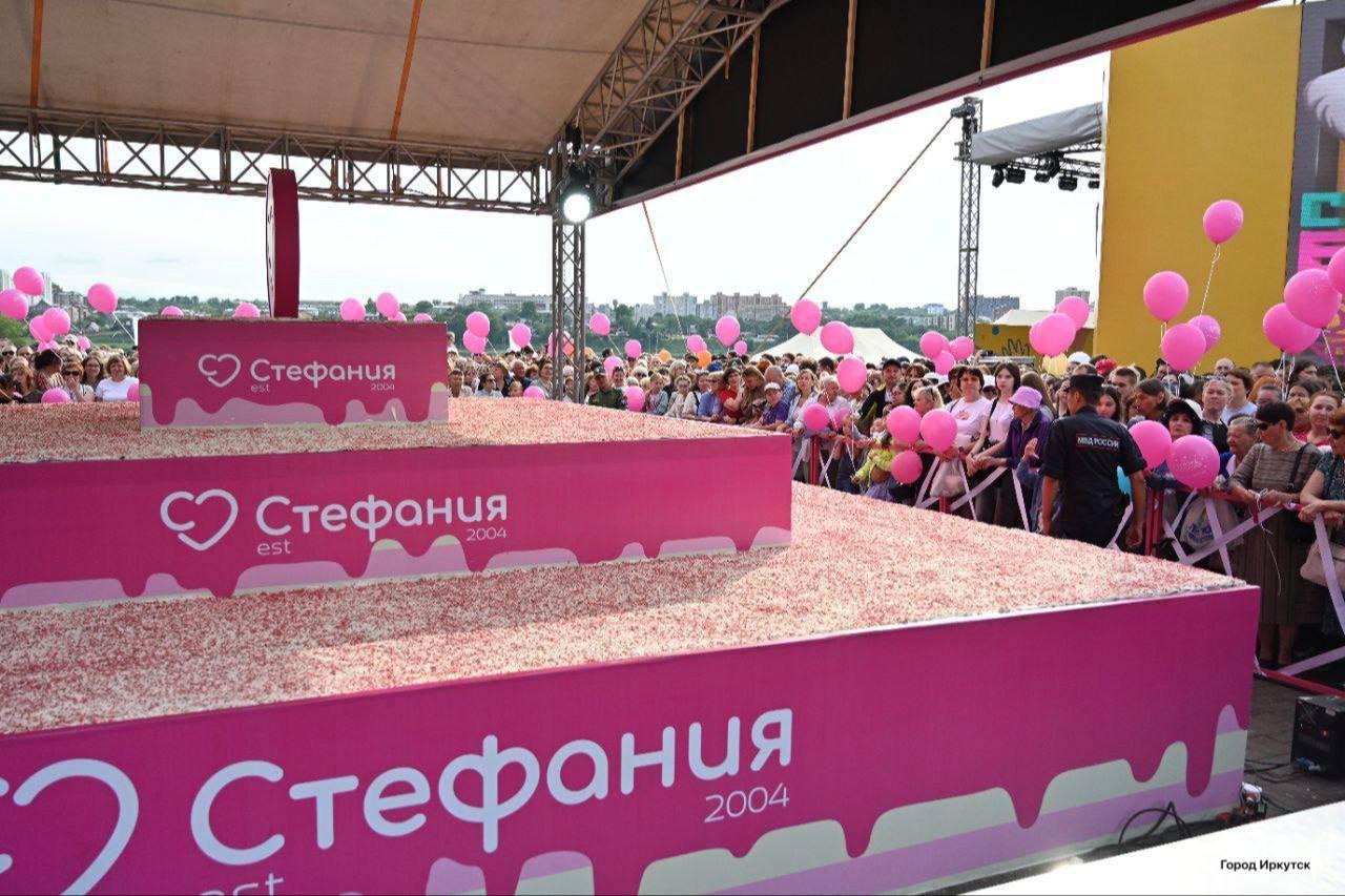 В Иркутске испекли самый большой брауни в России.