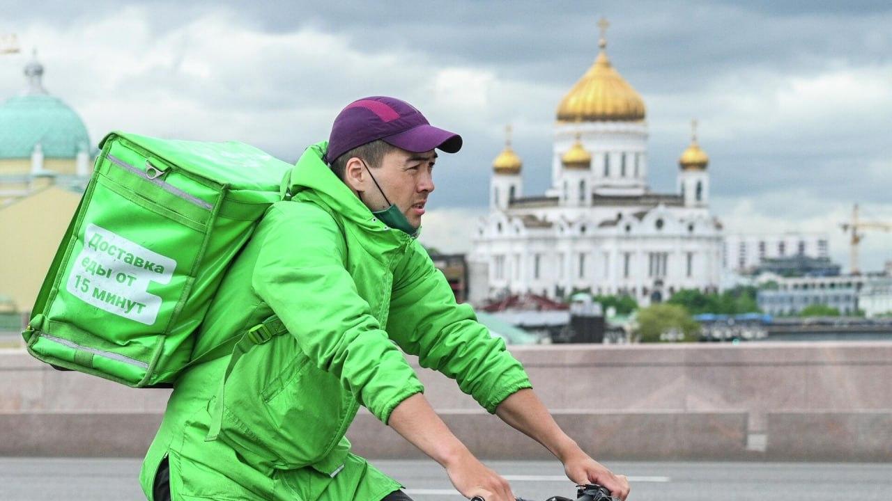 Курьеры в Москве стали зарабатывать больше, чем специалисты с высшим образованием
