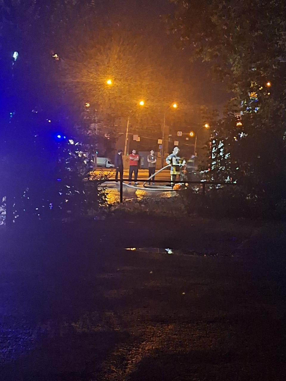 Киоск шаурмы и выпечки сгорел сегодня ночью на Авиастроителей, 1/6 к2 🌇...
