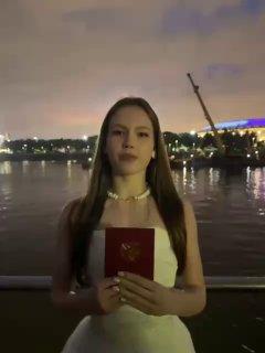 «Аттестат в реке, по бокам конвой» — выпускница выкинула красный аттестат и выложила ролик в ТикТок