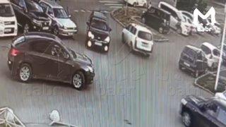 Максимальный фейл от водителя из Иркутска: его легковушка перевернулась после заезда на бордюр.