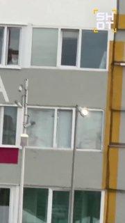 В ЯНАО очевидцы заметили девушку в окне, смотревшую выступление, пока ее тр*хал парень