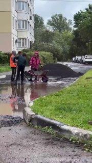 В Новой Москве замечена особая технология по устранению луж 🇷🇺 Источник: ЧП...
