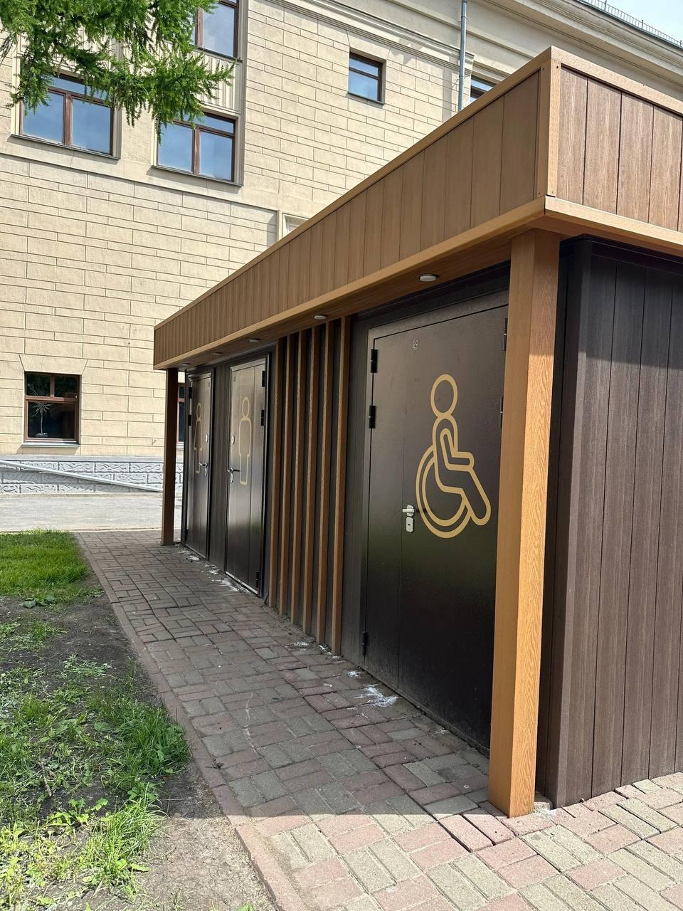 В Кемерове на улицах появились новые общественные туалеты.
