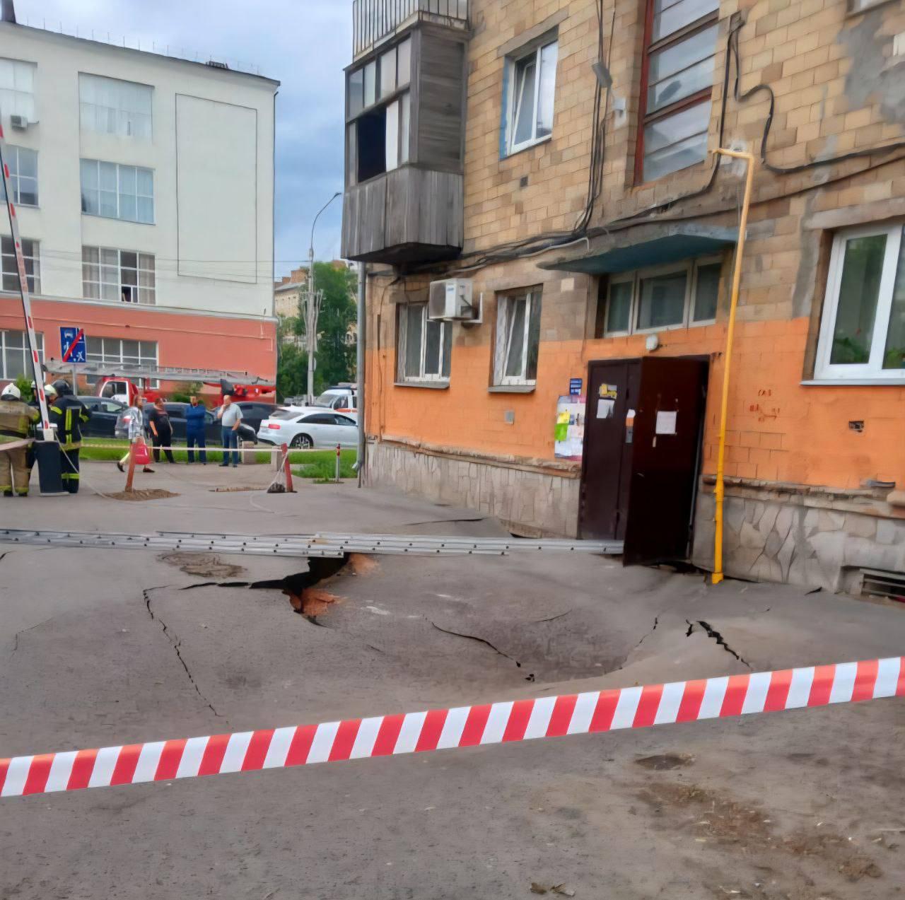 Грунт провалился у подъезда дома на Бограда: жильцов могут расселить