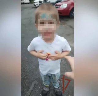 4-летний ребенок в пижаме сбежал из дома в Москве