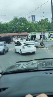 🚨Во Владивостоке водитель тойота Приус двигался по Южно-Уральской улице.