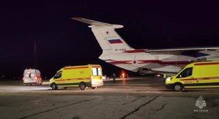 Спецборт МЧС доставил в Москву шестерых пострадавших при ударе ВСУ по предприятию в Ижевске.