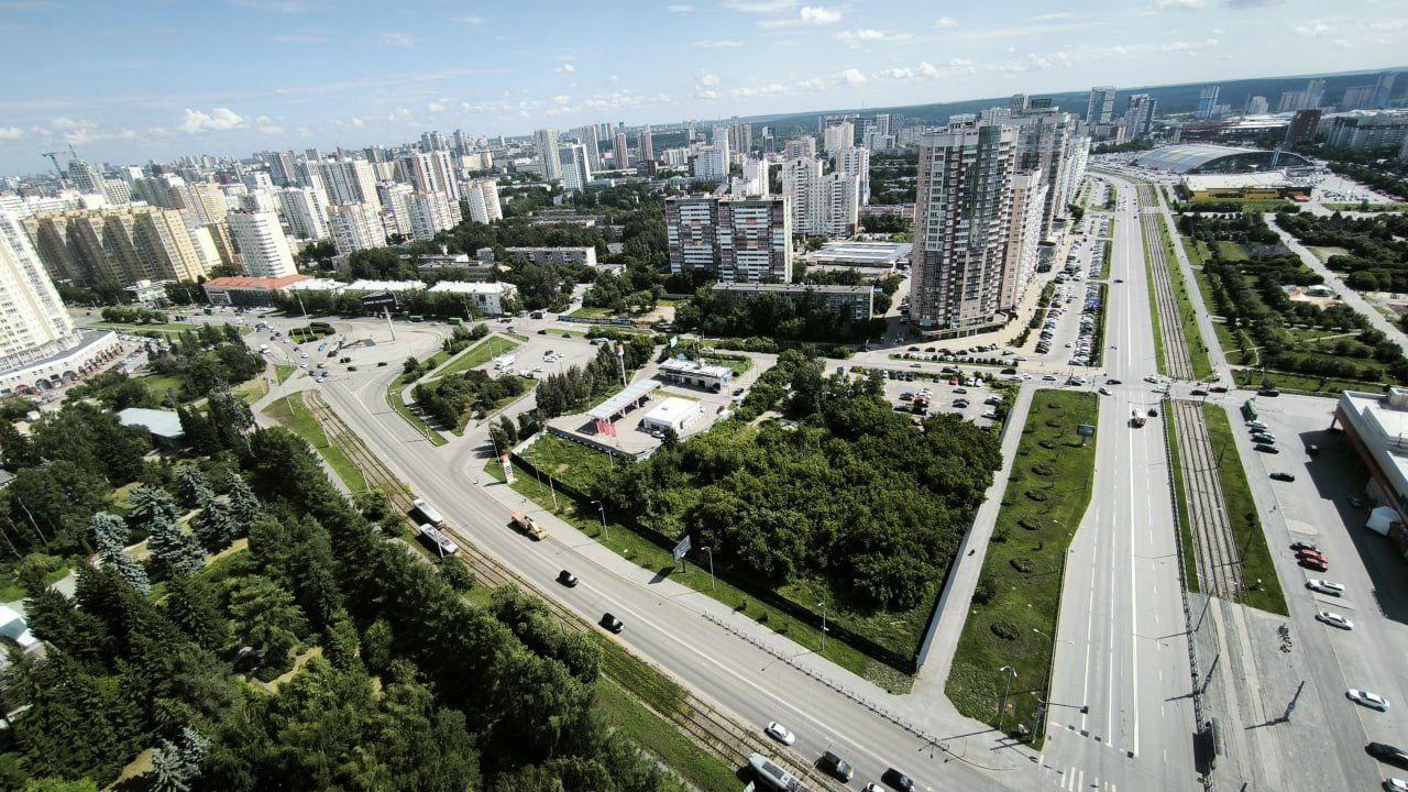 В Екатеринбурге на Ботанике, как и опасались местные жители, начали вырубку деревьев.