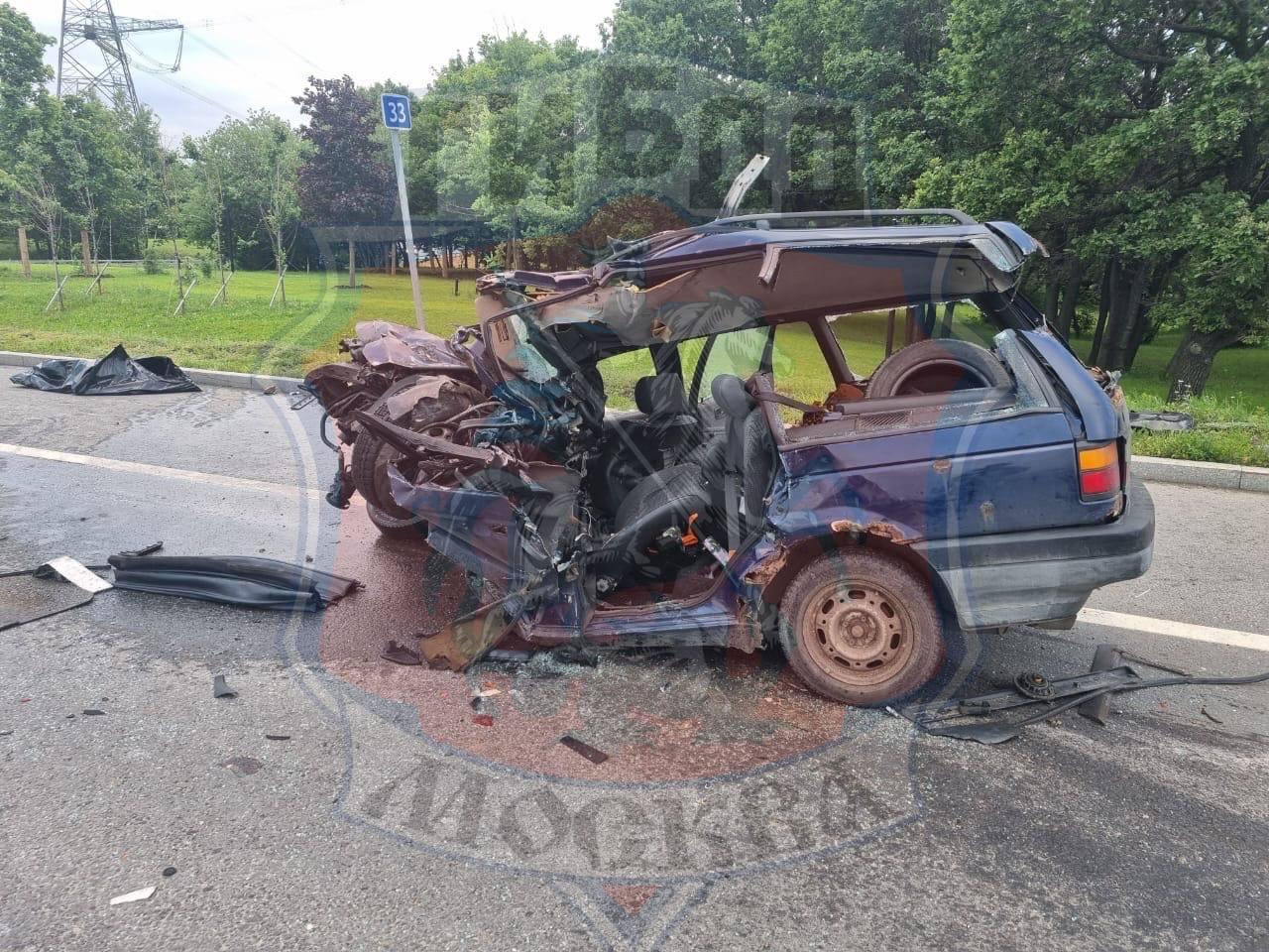 Водитель автомобиля погиб в ДТП с грузовиком на 33-м километре МКАД.