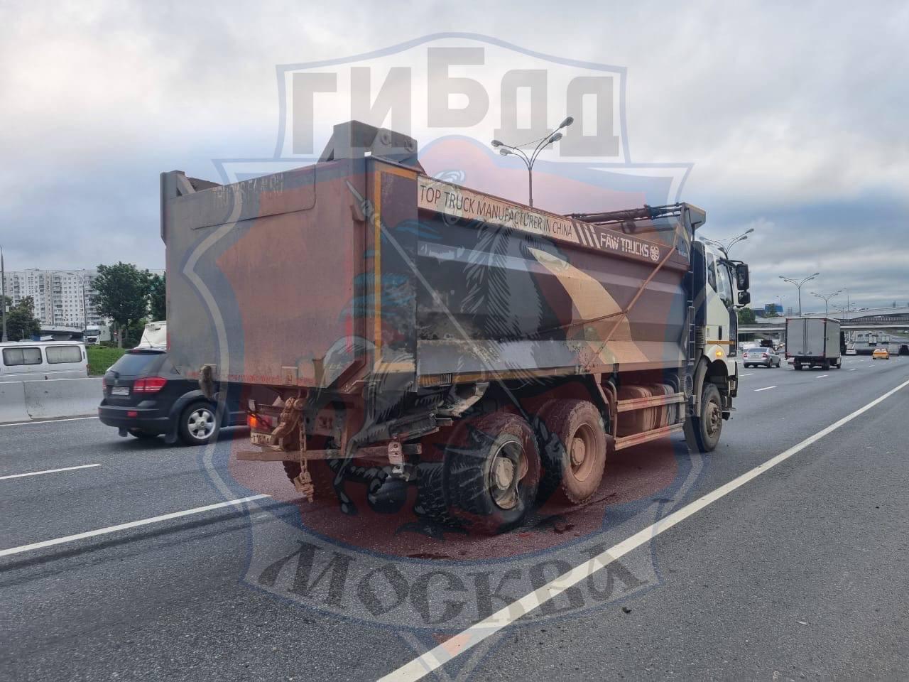 Водитель автомобиля погиб в ДТП с грузовиком на 33-м километре МКАД.