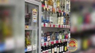 В Красноярске полицейские изъяли из магазина 440 бутылок нелегальной...