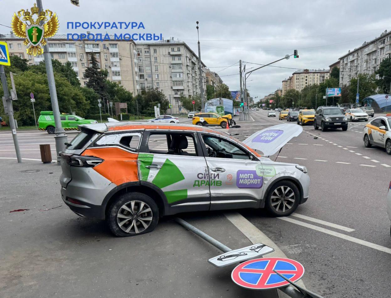 Шесть человек пострадали в ДТП с каршерингом и такси в центре Москвы. Сильная...