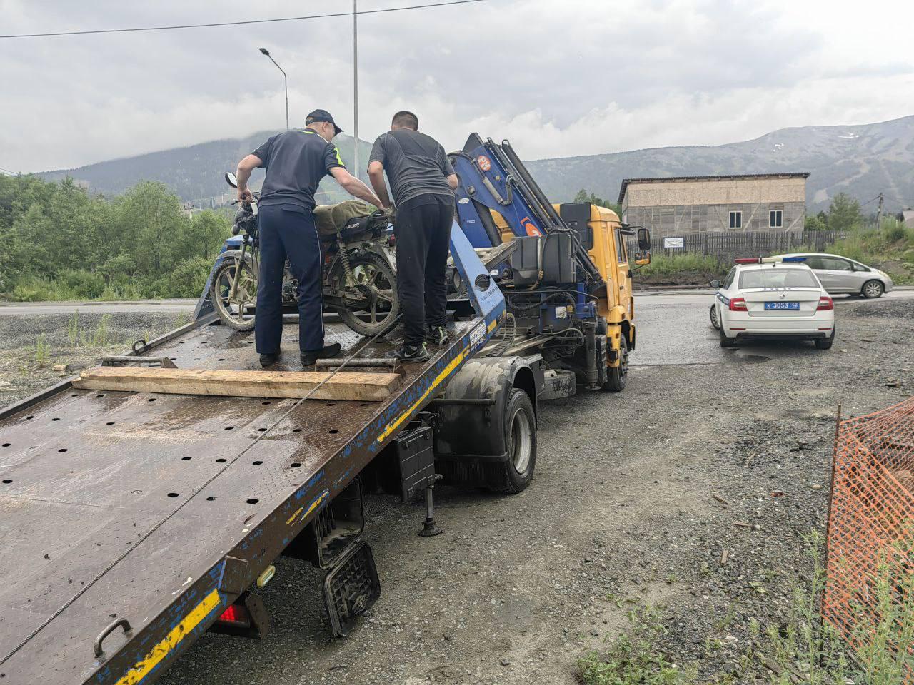В Шерегеше задержали пьяного мотоциклиста без шлема