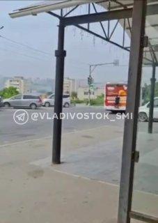 ❗️Опасные игры: дети цепляются за автобусы в Владивостоке