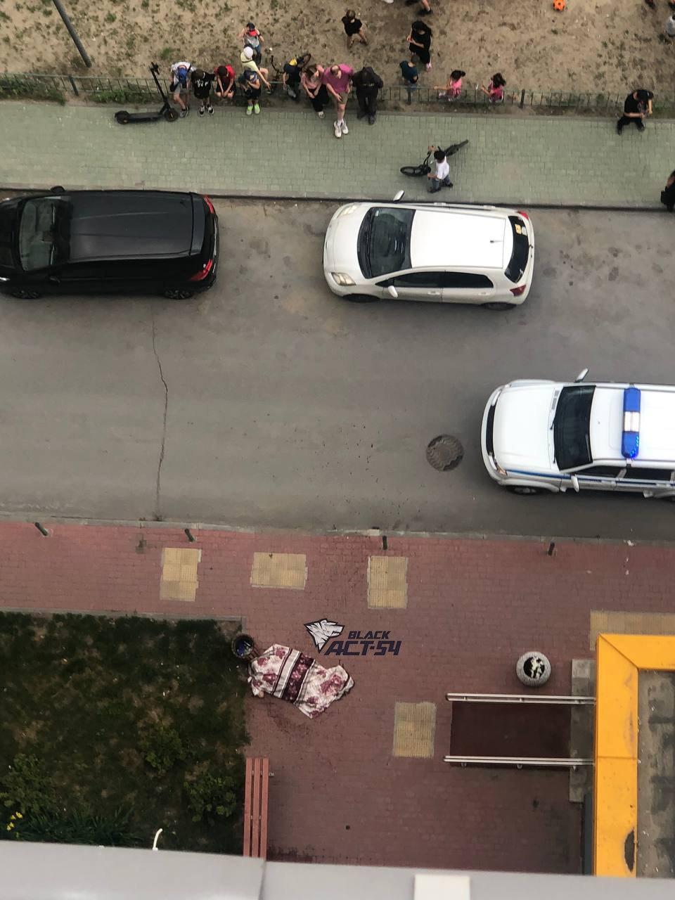 В ЖК «Аквамарин», предположительно с 15 этажа, из окна выпал мужчина и погиб.