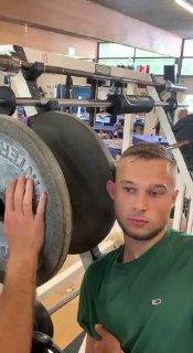 Парень ломает себе специально ухо, чтобы ходить как борец. И все его боялись....