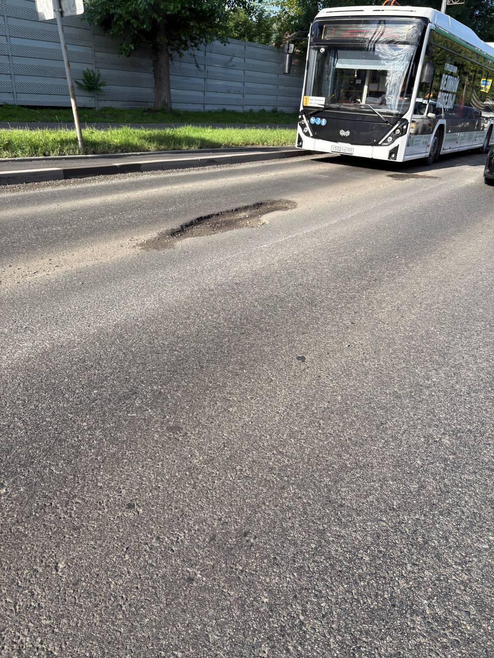 Асфальт на Свердловской разваливается после дождей.