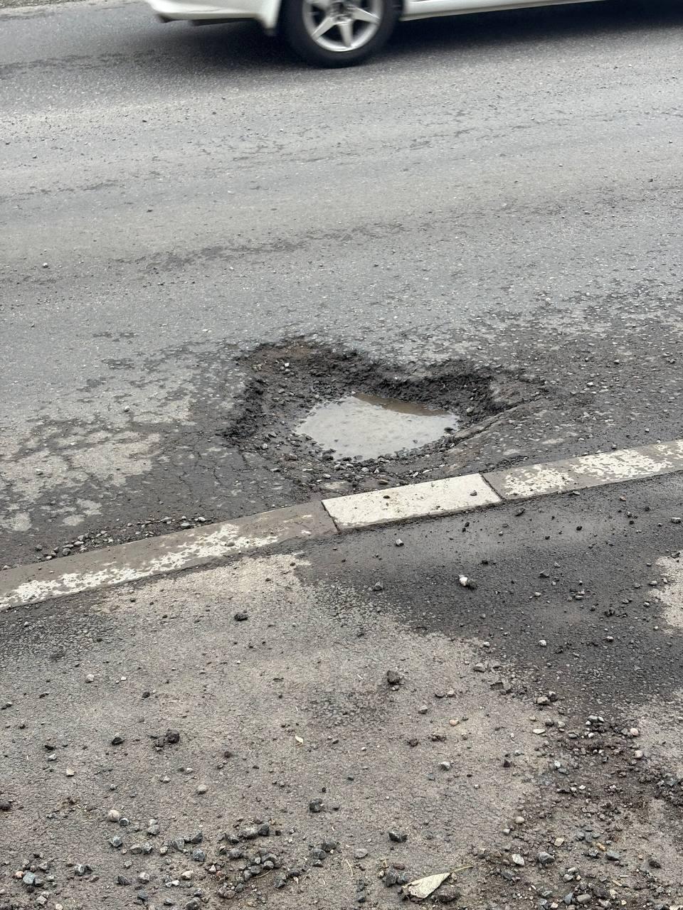 Асфальт на Свердловской разваливается после дождей.