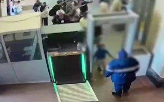 В Петербурге на входе в здание Московского вокзала рука четырехлетнего...