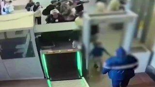 В Питере на вокзале 4-летнего ребёнка затянуло в аппарат досмотра: мальчик получил серьезный перелом и травмы