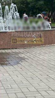 Цыгане устроили водные процедуры в фонтане на Снегирях Несколько мальчишек и...