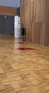 В аэропорту Портленда мужчина на глазах у пассажиров перерезал себе горло и умер.
