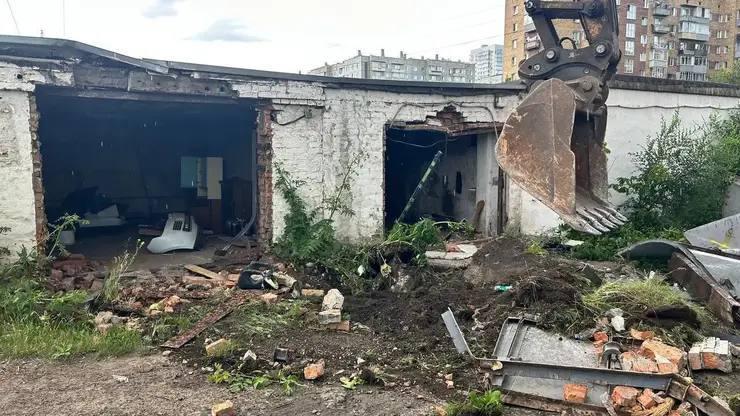 На Гладкова начали сносить гаражи для новой дороги.