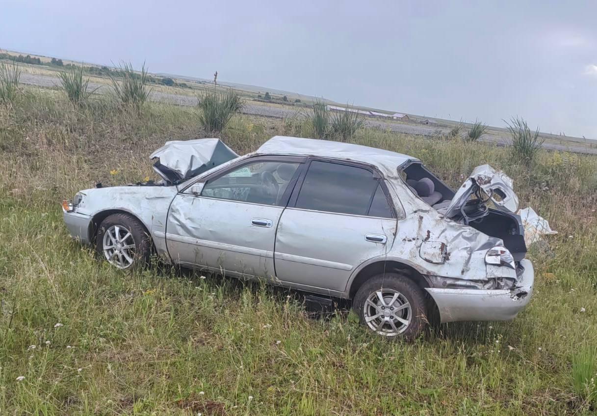 В Усть-Абаканском районе автомобиль съехал с дороги